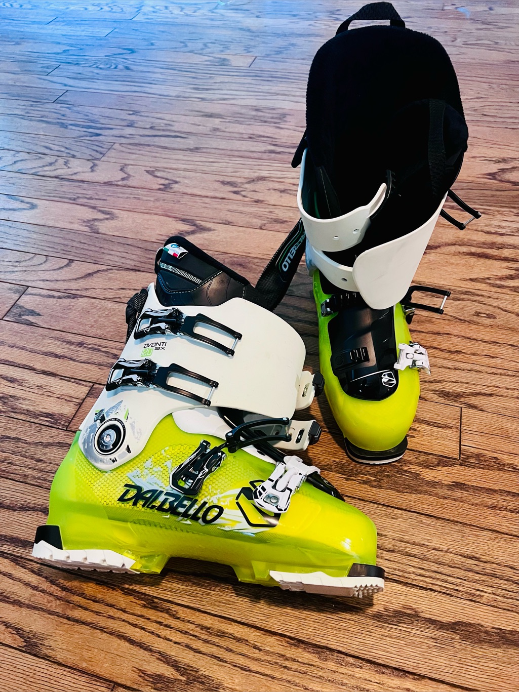 Acid Green/White Avanti Ax 120’s